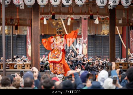 Kyoto, Giappone - 2 febbraio 2024: Tempio Yasaka Festival Setsubun. Tradizionale cerimonia rituale shintoista giapponese. Foto Stock