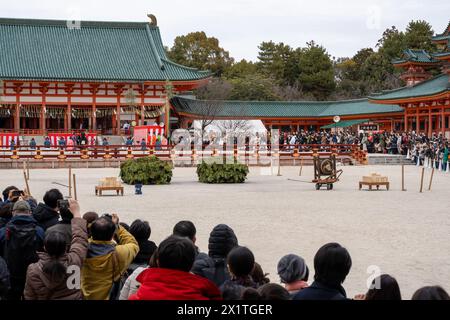 Kyoto, Giappone - 3 febbraio 2024: Santuario Heian Jingu Festival Setsubun. Tradizionale cerimonia rituale shintoista giapponese. Foto Stock