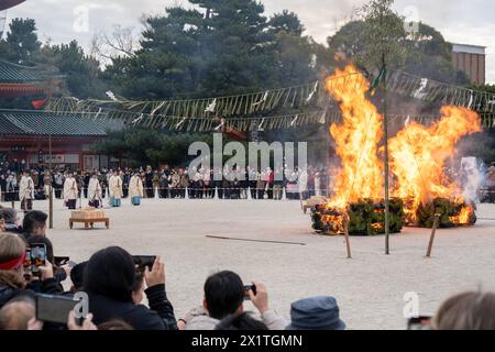 Kyoto, Giappone - 3 febbraio 2024: Santuario Heian Jingu Festival Setsubun. Tradizionale cerimonia rituale shintoista giapponese. Foto Stock