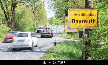 Bayreuth, Germania. 18 aprile 2024. Un cartello della città di Bayreuth. La polizia tedesca ha arrestato due uomini a Bayreuth per aver presumibilmente spiato per la Russia e per aver scoperto possibili bersagli per attacchi in Germania. Secondo il procuratore generale federale, i due tedeschi-russi erano coinvolti in attività di sabotaggio destinate in particolare a "minare il sostegno militare fornito dalla Germania all'Ucraina contro la guerra di aggressione russa”. Crediti: Daniel Löb/dpa/Alamy Live News Foto Stock