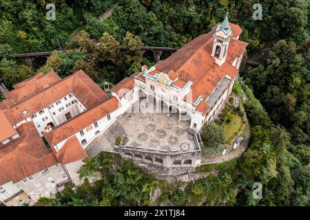 Locarno, Svizzera: Veduta aerea della famosa chiesa della Madonna del Sasso che sulle colline di Locarno nel Canton Ticino in Svizzera Foto Stock