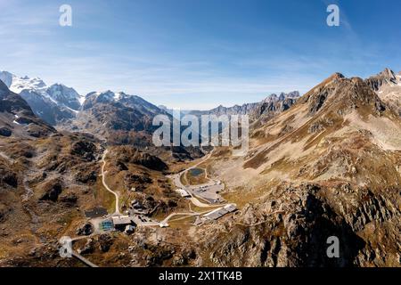 Sunsten Pass, Svizzera: Panorama aereo del passo Susten tra i cantoni di Berna e Uri con il ghiacciaio Stein nelle alpi in sommità Foto Stock