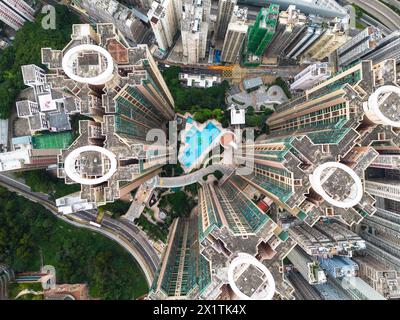 Hong Kong: Vista dall'alto dell'alta torre condominiale nella parte della città Kennedy dell'isola di Hong Kong Foto Stock