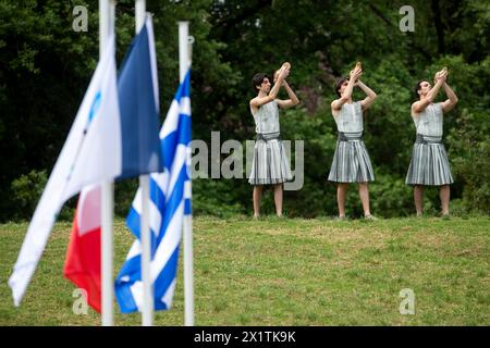 Olympia, Grecia - 15 aprile 2024: Cerimonia di accensione della fiamma olimpica per i Giochi Olimpici estivi di Parigi 2024 nell'antica Olimpia, Grecia Foto Stock