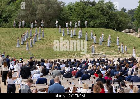 Olympia, Grecia - 15 aprile 2024: Cerimonia di accensione della fiamma olimpica per i Giochi Olimpici estivi di Parigi 2024 nell'antica Olimpia, Grecia Foto Stock