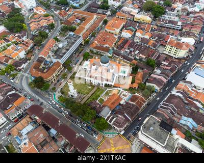 George Town, Malesia: Vista aerea della storica città di George Town, patrimonio dell'umanità dell'UNESCO, con la Moschea Kapitan Keling sull'isola di Penang. Foto Stock