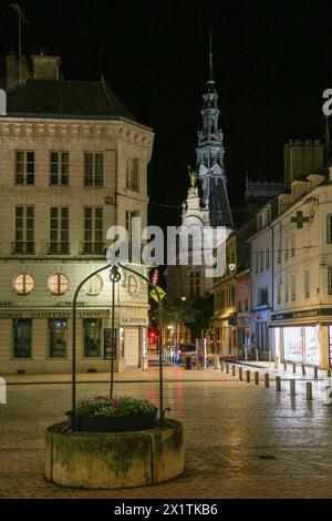 Blick vom Place de la Republique zum Rathaus Hotel de Ville bei Nacht, Sens, Burgund, Deparement Yonne, regione Bourgagne-Franca-Comte, Frankreich *** Vista da Place de la Republique al municipio Hotel de Ville di notte, Sens, Borgogna, Deparement Yonne, regione Bourgagne Franche Comte, Francia Foto Stock