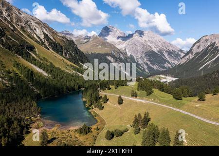 Albula, Svizzera: Paesaggio spettacolare della strada del passo di montagna di Albula nelle alpi nel Canton Graubunden in Svizzera in una giornata estiva di sole Foto Stock