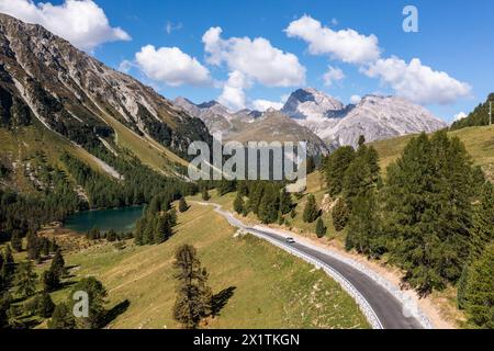 Albula, Svizzera: Paesaggio spettacolare della strada del passo di montagna di Albula nelle alpi nel Canton Graubunden in Svizzera in una giornata estiva di sole Foto Stock