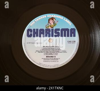 Foto ravvicinata di un'etichetta centrale su una tiratura originale del 1977 di un disco in vinile LP di lunga durata Maroccan Roll di Brand X con Phil Collins Foto Stock