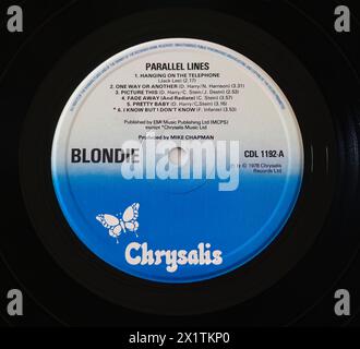 Foto ravvicinata di un'etichetta centrale su una tiratura originale del 1978 di un disco in vinile LP di lunga durata Parallel Lines di Blondie Foto Stock
