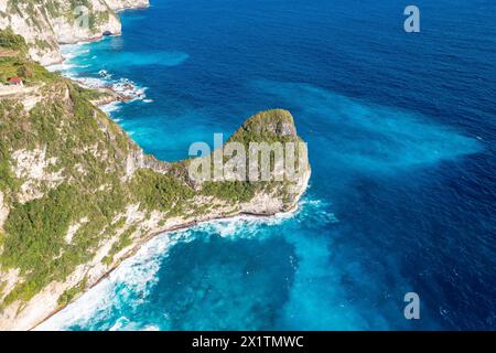 Vista incredibile sulle rocce e sul mare. La schiuma a onde bianche si schianta contro le rocce. Klungkung Bali Indonesia Foto Stock