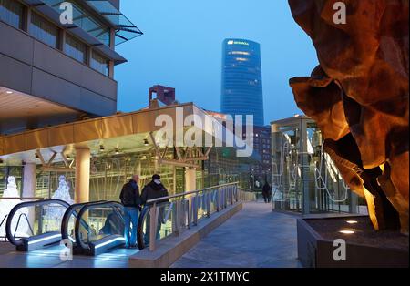 ¥Dodecathlos¥ Scultura di Vicente Larrea, Palazzo Euskalduna, Torre Iberdrola, Bilbao, Bizkaia, paesi Baschi, Spagna. Foto Stock