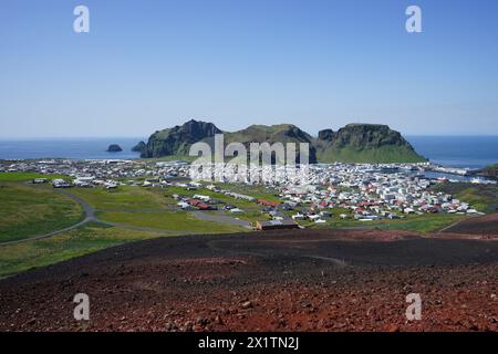 Vista della città di Heimaey e del monte Heimaklettur dalla cima del cono vulcanico Eldfell, delle isole Westman, Islanda Foto Stock