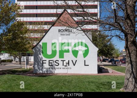 Centro visitatori con pubblicità per l'UFO Festival a Roswell, Chavez County, New Mexico, Stati Uniti. Foto Stock