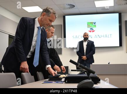 18 aprile 2024, Sassonia-Anhalt, Halle (saale): Björn Höcke (a sinistra), presidente dell'AfD della Turingia, si trova nella corte distrettuale di Halle. È accusato di usare i simboli di organizzazioni incostituzionali e terroristiche. Foto: Hendrik Schmidt/dpa Foto Stock