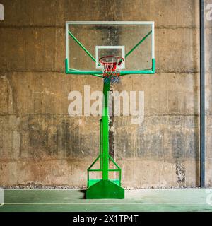 Si tratta di un canestro da basket al coperto in una zona residenziale di Chongqing, e il campo si trova sotto un ponte. Foto Stock