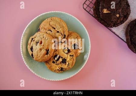 Biscotti fatti in casa con scaglie di cioccolato gommoso con un bicchiere di latte, concentrazione selettiva Foto Stock