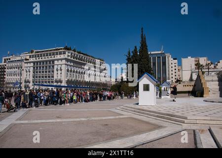 I turisti stanno guardando il cambio delle guardie fuori dal Parlamento ad Atene Foto Stock
