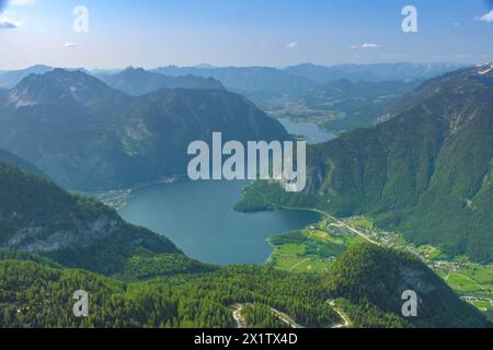 Incredibile panorama delle montagne dalla piattaforma panoramica a 5 dita sopra il villaggio di Hallstatt, il lago Hallstaettersee e la regione interna del Salzkammergut sul Monte Foto Stock