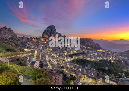 Caltabellota, Sicilia, Italia città storica in Sicilia al tramonto. Foto Stock