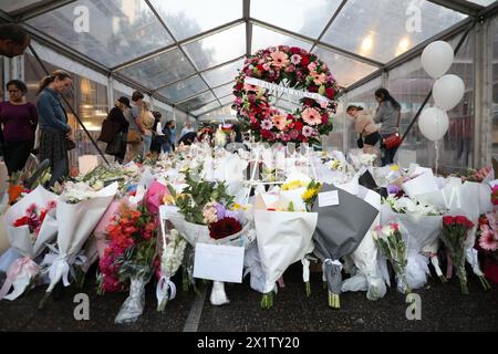 Sydney, Australia. 18 aprile 2024. Westfield Bondi Junction ha aperto per una giornata di riflessione mentre i negozi rimangono chiusi. La pila di fiori lasciati dalle persone nel centro commerciale di fronte continua a crescere e la gente visita per piangere e rendere omaggio dopo che un aggressore di coltello malato di mente (forse per droga), Joel Cauchi, 40 anni, ha fatto una furia uccidendo 6 persone. Crediti: Richard Milnes/Alamy Live News Foto Stock