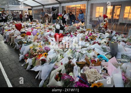 Sydney, Australia. 18 aprile 2024. Westfield Bondi Junction ha aperto per una giornata di riflessione mentre i negozi rimangono chiusi. La pila di fiori lasciati dalle persone nel centro commerciale di fronte continua a crescere e la gente visita per piangere e rendere omaggio dopo che un aggressore di coltello malato di mente (forse per droga), Joel Cauchi, 40 anni, ha fatto una furia uccidendo 6 persone. Crediti: Richard Milnes/Alamy Live News Foto Stock