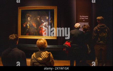 Londra, Regno Unito. 18 aprile 2024. La National Gallery espone l'ultimo dipinto di Caravaggio, non visto nel Regno Unito da quasi 20 anni, in una nuova mostra The Last Caravaggio che va dal 18 aprile al 21 luglio 2024. Il Martirio di Sant'Orsola, 1610, prestato dalla Collezione intesa Sanpaolo Martirio di Sant'Orsola di Michelangelo Merisi da Caravaggio. Crediti: Karl Black/Alamy Live News Foto Stock