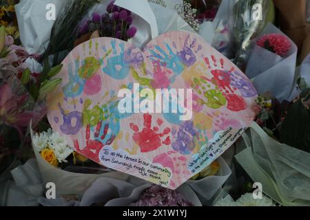 Sydney, Australia. 18 aprile 2024. Westfield Bondi Junction ha aperto per una giornata di riflessione mentre i negozi rimangono chiusi. La pila di fiori lasciati dalle persone nel centro commerciale di fronte continua a crescere e la gente visita per piangere e rendere omaggio dopo che un aggressore di coltello malato di mente (forse per droga), Joel Cauchi, 40 anni, ha fatto una furia uccidendo 6 persone. Crediti: Richard Milnes/Alamy Live News Foto Stock