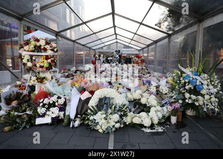 Sydney, Australia. 18 aprile 2024. Westfield Bondi Junction ha aperto per una giornata di riflessione mentre i negozi rimangono chiusi. La pila di fiori lasciati dalle persone nel centro commerciale di fronte continua a crescere e la gente visita per piangere e rendere omaggio dopo che un aggressore di coltello malato di mente (forse per droga), Joel Cauchi, 40 anni, ha fatto una furia uccidendo 6 persone. Crediti: Richard Milnes/Alamy Live News Foto Stock