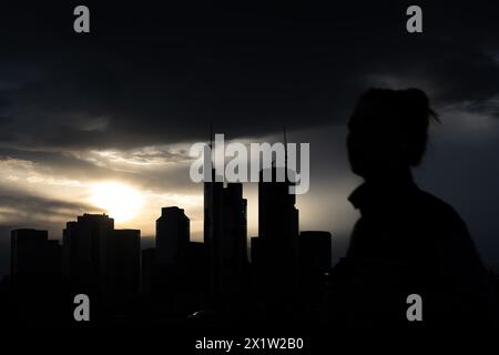 Le dense nuvole attraversano lo skyline bancario di Francoforte di sera, Floesserbruecke, Francoforte sul meno, Assia, Germania Foto Stock