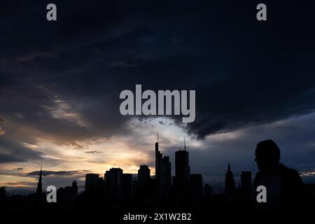 Le dense nuvole attraversano lo skyline bancario di Francoforte di sera, Floesserbruecke, Francoforte sul meno, Assia, Germania Foto Stock