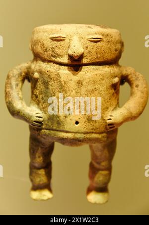 Statuetta di terracotta della civiltà precolombiana di Quimbaya, Museo del Oro, Museo dell'Oro, Bogotà, Cundinamarca, Colombia, Sud America. Foto Stock