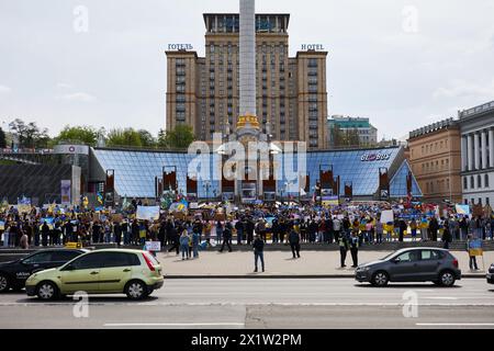 Un grande gruppo di attivisti ucraini che manifestano in piazza Maidan. La gente chiede di trovare i dispersi e liberare i soldati catturati dalle prigioni russe. Kiev - 13 aprile 2024 Foto Stock