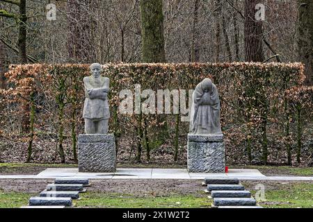 Gruppo di personaggi che piange i genitori di Kaethe Kollwitz, cimitero militare di Vladslo, Belgio Foto Stock