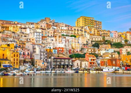 Sciacca, Sicilia, Italia con riflessi d'acqua al porto in serata. Foto Stock