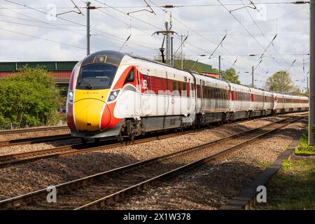 London North Eastern Railway, LNER, Azuma, treno ibrido diesel elettrico passeggeri in accelerazione verso Londra sulla East Coast Main Line a Offord Cluny, Foto Stock