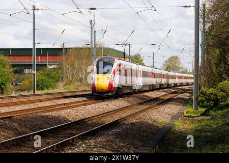 London North Eastern Railway, LNER, Azuma, treno ibrido diesel elettrico passeggeri in accelerazione verso Londra sulla East Coast Main Line a Offord Cluny, Foto Stock