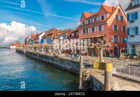 Splendida vista sul lungomare della città bassa (Unterstadt) di Meersburg, una città del Baden-Württemberg, Germania, sul lago di Costanza. Con il suo... Foto Stock