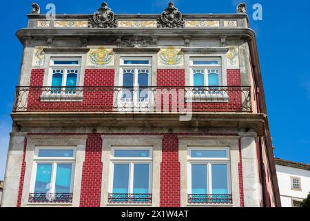 Splendida facciata in stile art nouveau nel centro storico di Porto, Portogallo. Foto Stock