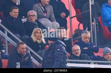 Thomas KROTH, Manager Manuel Neuer, Player Agent e proprietario PRO Profil Management, Dr. Olaf Meinking, Manager und Berater von Thomas Tuchel, Joerg WACKER, Managing Director International Affairs, Oliver Bierhoff nei quarti di finale FC BAYERN MUENCHEN - FC ARSENAL LONDON 1-0 della UEFA Champions League nella stagione 2023/2024 a Monaco, 17 aprile 2024. Viertelfinale, FCB, Muenchen fotografo: Immagini ddp / immagini a stella Foto Stock