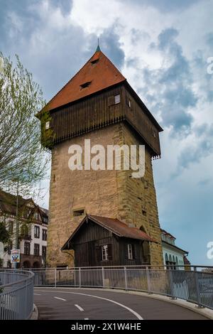 Splendida vista laterale della famosa torre medievale della porta del Reno (Rheintorturm), costruita intorno al 1200 come parte delle fortificazioni della città di Costanza. Questo punto di riferimento... Foto Stock
