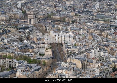 Vista della città dalla cima della Torre Eiffel verso l'Arco di Trionfo, Parigi, Francia Foto Stock