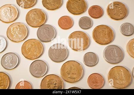 Ritratto della regina Elisabetta II su monete canadesi da un dollaro, venticinque, dieci, cinque e un cent su sfondo bianco, Studio Composition, Quebec Foto Stock