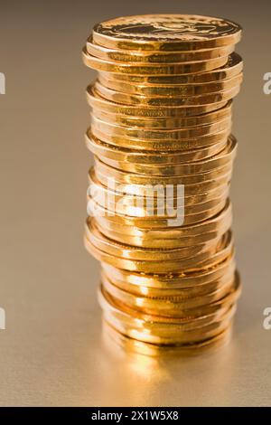 Primo piano di una pila di monete da un dollaro canadese color oro su sfondo argento, Studio Composition, Quebec, Canada Foto Stock