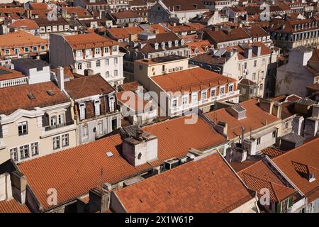 Vista ad alto angolo degli edifici con tetti tradizionali in terracotta nella vecchia Lisbona dalla piattaforma di osservazione dell'ascensore di Santa Justa, Lisbona, Portogallo Foto Stock