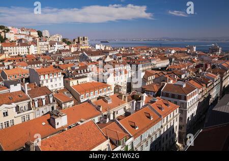 Vista ad alto angolo degli edifici con tetti tradizionali in terracotta nella vecchia Lisbona dalla piattaforma di osservazione dell'ascensore di Santa Justa, Lisbona, Portogallo Foto Stock