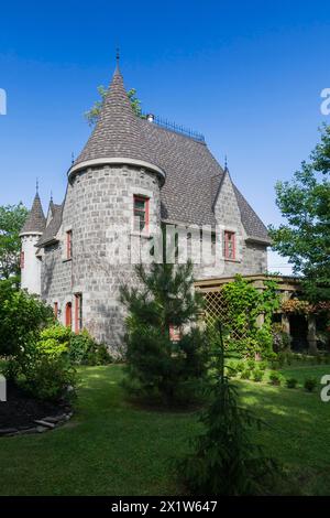 2006 riproduzione di una facciata residenziale in pietra grigia e mortaio del XVI secolo in stile castello rinascimentale in estate, Quebec, Canada Foto Stock