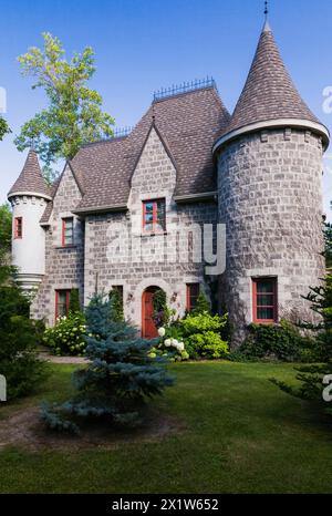 2006 riproduzione di una facciata residenziale in pietra grigia e mortaio del XVI secolo in stile castello rinascimentale in estate, Quebec, Canada Foto Stock