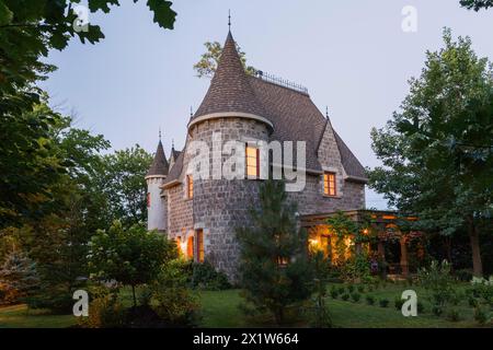 2006 riproduzione di una facciata residenziale in pietra grigia e mortaio del XVI secolo in stile castello rinascimentale al crepuscolo in estate, Quebec, Canada Foto Stock